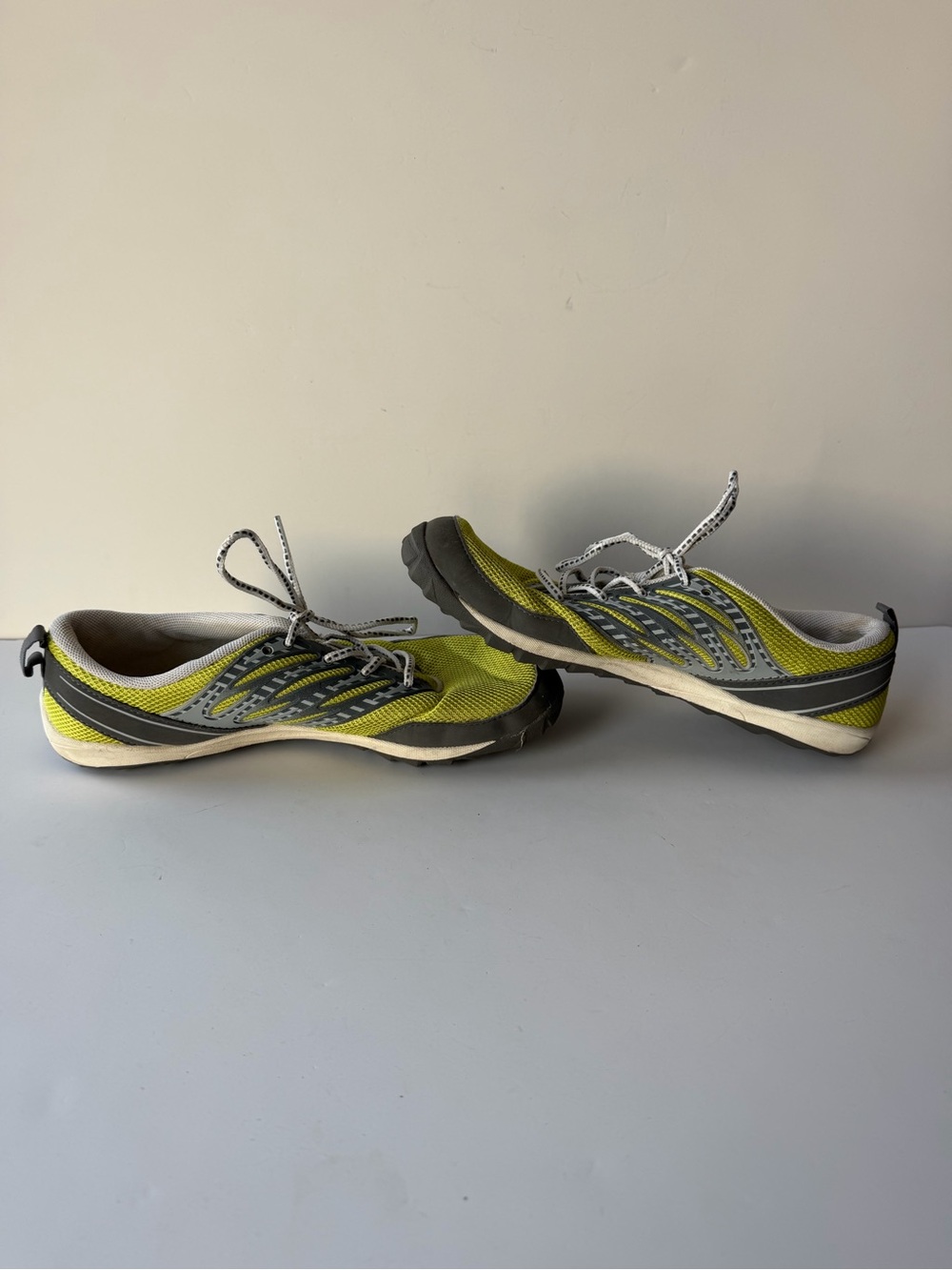 Merrell Kids Running Shoes In Excellent Used Condition Size J95545